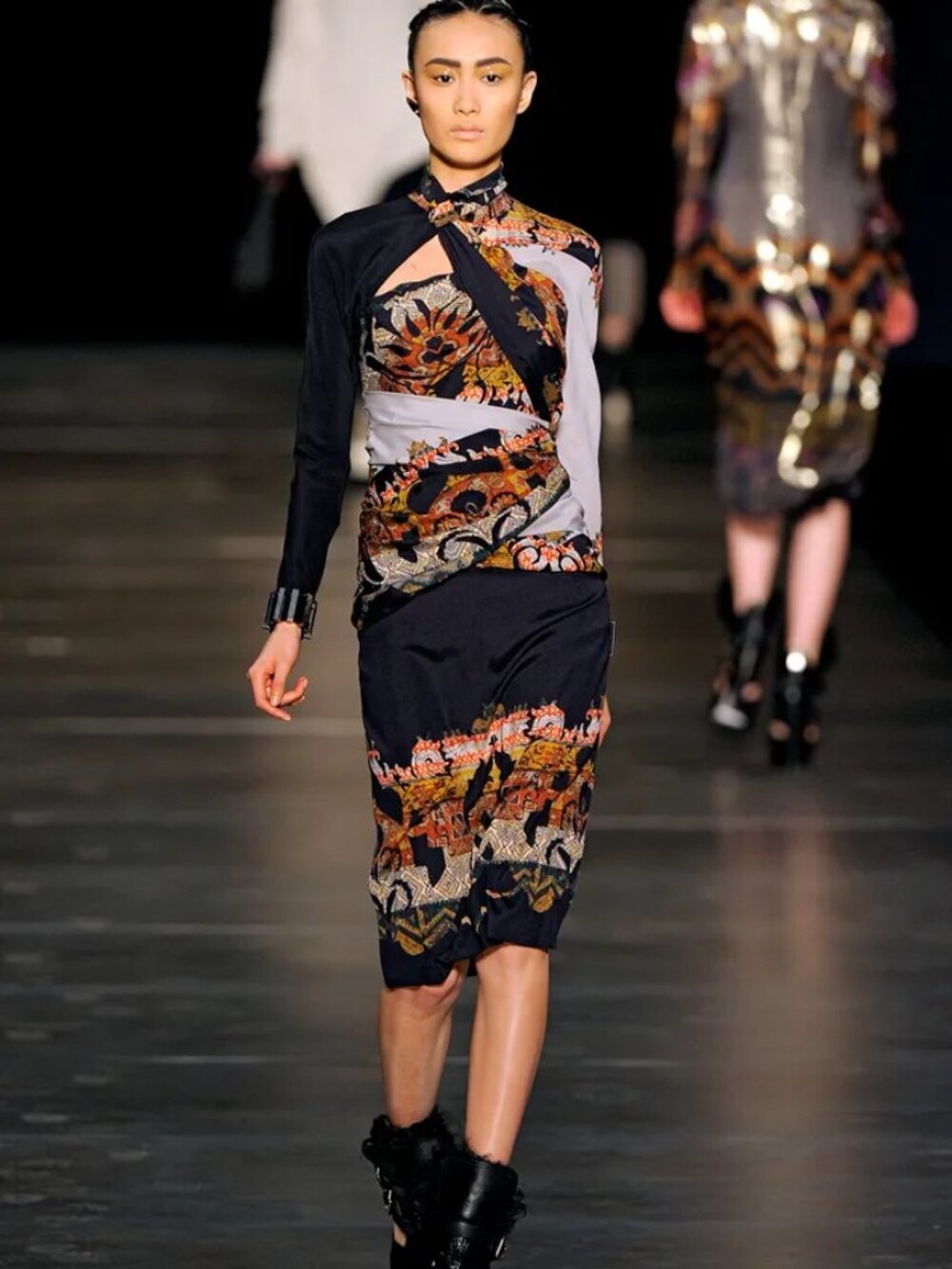 ETRO Fall 2011 Runway Black Paisley Patterned Twist Front D Sheath Dress, Size 4